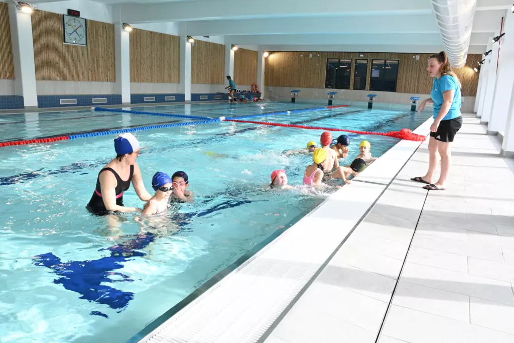 Enfants en cours de natation